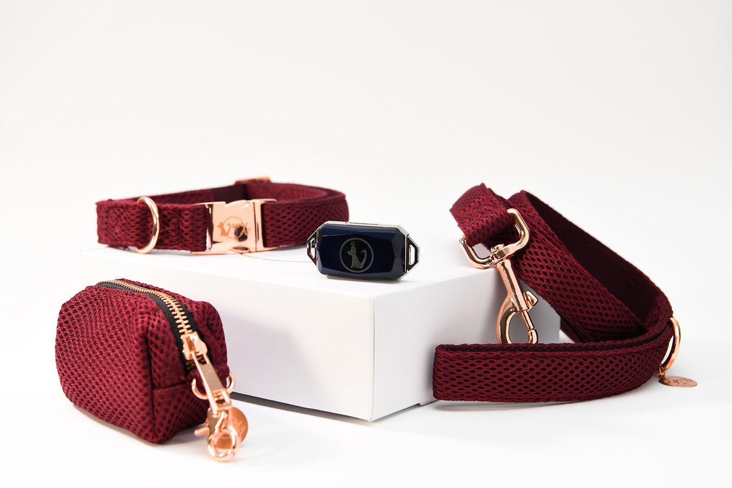 Paquete de Correa para Perro o Gato con Collar con GPS y Dispensador Vaax Burgundy Mesh | Envío a domicilio CDMX | Disponible en Petzer